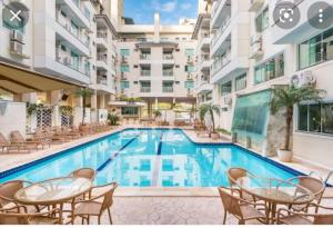 בריכת השחייה שנמצאת ב-Apartamento Maravilhoso,condominio com piscina aquecida coberta e mais 2 externas. או באזור