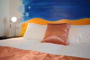 Letto o letti in una camera di Mr.Lee
