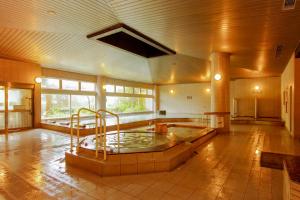 a large bathroom with a hot tub in a room at Hotel Epinard Nasu in Nasu