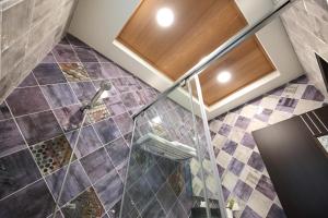 bagno con doccia in vetro e pavimento piastrellato di Mr.Lee a Ji'an Altre 37 foto