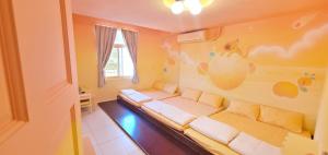 una sala de estar con un sofá largo en una habitación en 清清之家 DingDing Home, en Hengchun