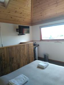Cherry Top Farmstay - Boutique Eco Village客房内的一张或多张床位