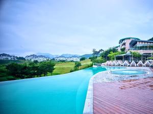 een zwembad met blauw water in een resort bij Sono Felice Vivaldi Park in Hongcheon