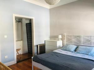 sypialnia z łóżkiem w białym pokoju w obiekcie Antas Cozy House w Porto