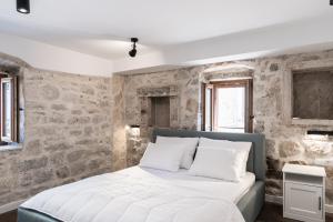 Fotografia z galérie ubytovania Charming stone apartment with jacuzzi in center of Omiš v Omise + 37 fotografií