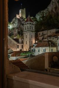 Fotografia z galérie ubytovania Charming stone apartment with jacuzzi in center of Omiš v Omise