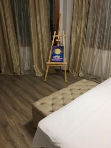 uma cadeira e um sofá num quarto com uma pintura em Guest House Rest em Cherni Osŭm