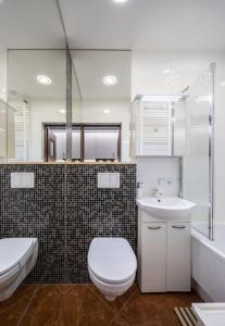 a bathroom with a toilet and a sink and a tub at Apartament Gryf in Gryfów Śląski