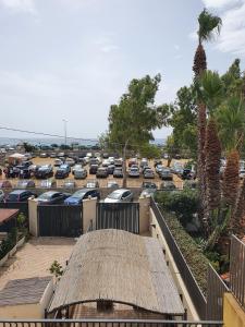 un estacionamiento con muchos autos estacionados en Appartamento Ionios, en Marina di Noto
