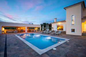 Imagem da galeria de Stunning villa, heated pool, pool bar, sea views em Loulé