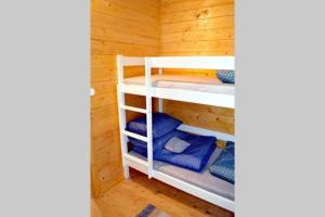 pokój z łóżkami piętrowymi w drewnianej kabinie w obiekcie Wilanówek Giżycko w mieście Giżycko