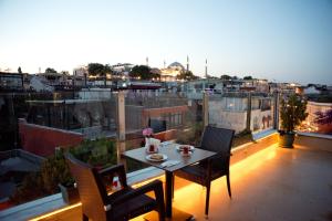d'une table et de chaises sur un balcon avec vue sur la ville. dans l'établissement Ferman Hotel Old City -Special Category, à Istanbul