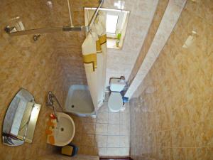 vistas a un baño con aseo y lavabo en Hotel Oasis, en Nikolaevka