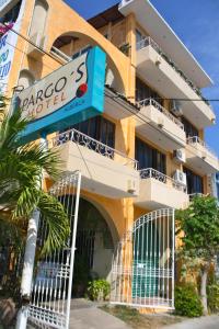 un hotel con un cartello di fronte a un edificio di Pargos Hotel & Cowork a Puerto Escondido