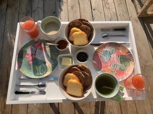 אפשרויות ארוחת הבוקר המוצעות לאורחים ב-Chambre en Drôme Tropicale