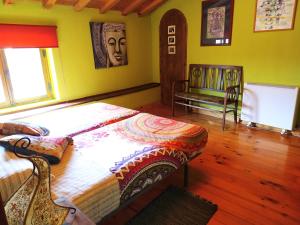- une chambre avec un lit et un banc dans l'établissement Casa Almenara, à Almenara de Tormes
