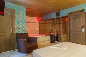 Postel nebo postele na pokoji v ubytování Ruby Rooms Kifisia