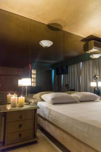 Postel nebo postele na pokoji v ubytování Ruby Rooms Kifisia