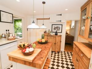 a kitchen with two bowls of fruit on a wooden table at Prospect Cottage in Malvern Wells