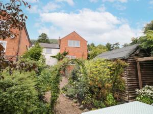 a garden in front of a house at Prospect Cottage in Malvern Wells