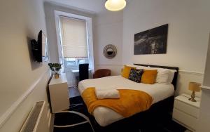 Cama o camas de una habitación en Leith Spectacular Apartment By Sensational Stay Short Lets & Serviced Accommodation With 6 Separate Beds & 2 Baths