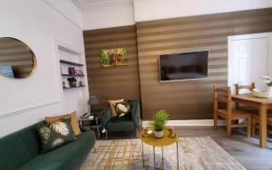 Una televisión o centro de entretenimiento en Leith Spectacular Apartment By Sensational Stay Short Lets & Serviced Accommodation With 6 Separate Beds & 2 Baths
