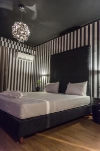 Postel nebo postele na pokoji v ubytování Ruby Rooms Kifisia