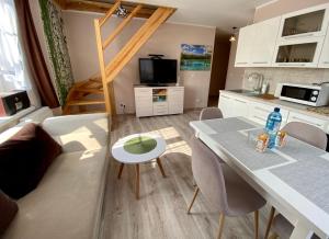 Kuchyňa alebo kuchynka v ubytovaní Apartamenty W Brzozowym Gaju