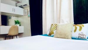sypialnia z łóżkiem z poduszką i oknem w obiekcie J&J Residences, Complete Accommodation with a View w mieście Mactan