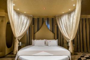 Una cama o camas en una habitación de Ruby Rooms Kifisia