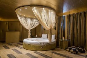 Postel nebo postele na pokoji v ubytování Ruby Rooms Kifisia