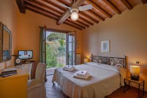 A bed or beds in a room at Hotel Cernia Isola Botanica