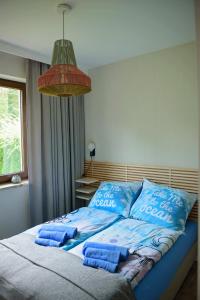 Ένα ή περισσότερα κρεβάτια σε δωμάτιο στο Apartamenty Sunsets Mazury