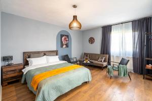 1 dormitorio con 1 cama grande y sala de estar en Craita Merelor The PLACE en Aninoşani