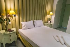 Postel nebo postele na pokoji v ubytování Ruby Rooms Kifisia