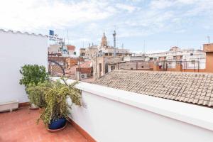 vistas a la ciudad desde el techo de un edificio en Apartamento Céntrico LA CATEDRAL en Murcia