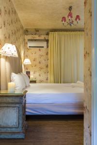 Postel nebo postele na pokoji v ubytování Ruby Rooms Kifisia