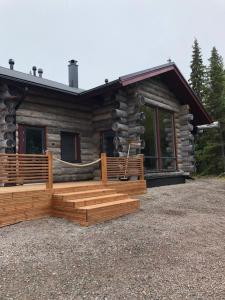 Cabaña de madera con porche y terraza en Kojamopirtit, en Kolari