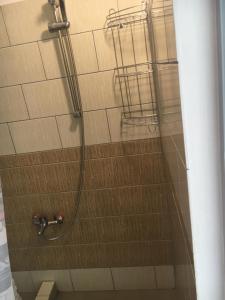 a shower with a hose in a bathroom with at Ria mare in Qeparo