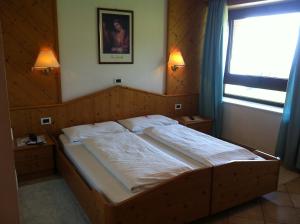 Voodi või voodid majutusasutuse Piccolo Hotel Sciliar toas