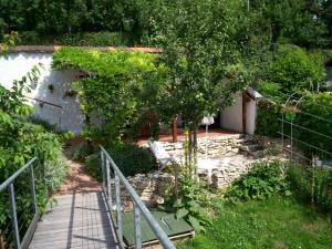 einen Garten mit einem Zaun und einem Baum in der Unterkunft Das Steghaus in Gräfenberg
