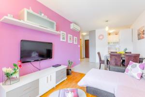 uma sala de estar com uma parede de toque roxo em Mountain View Apartment em Split