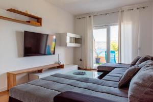 TV a/nebo společenská místnost v ubytování Beach Holiday home with private jacuzzi & parking