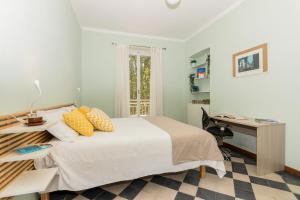 sypialnia z łóżkiem, biurkiem i oknem w obiekcie Appartamento Agnelli vicino al Pala Alpitour by Wonderful Italy w Turynie