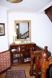 sala de estar con mesa y espejo en Hospedaje Angelica, en Santillana del Mar