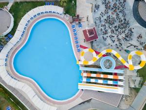 una vista aérea de una piscina en un complejo en Euphoria Palm Beach Resort, en Kizilagac