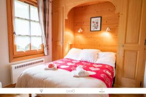 een slaapkamer met een bed met handdoeken erop bij Sur Le Feug Appt 14 in Combloux