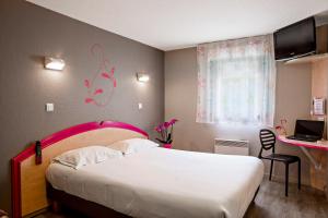 Voodi või voodid majutusasutuse B&B HOTEL Aurillac Le Lioran toas