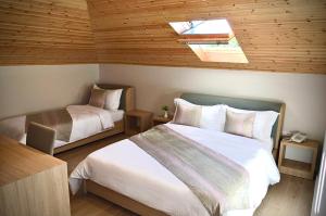 um quarto com 2 camas e uma clarabóia em Alis Hotel em Shkodër