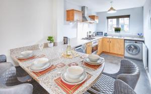 - une cuisine avec une table, des chaises et un évier dans l'établissement Host & Stay - The Tardis, à Marske-by-the-Sea
